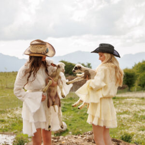 Dress in linen with lace details